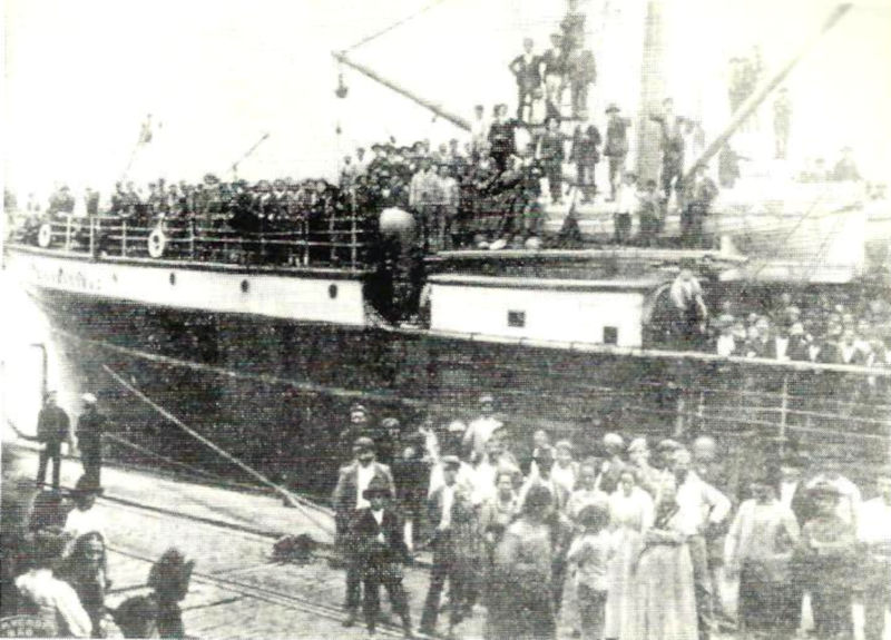 Navio de Imigrantes no porto de Santos, SP - 1970